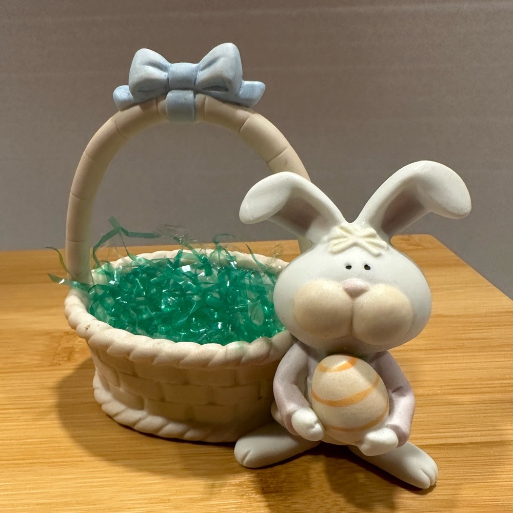 Vintage Easter 1986 George Good Ceramic White Bunny Rabbit Basket Figurine Decor